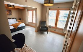 Peninsula Bed & Cocktails