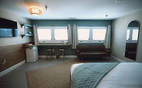 Peninsula Bed & Cocktails